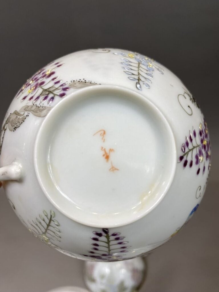 Japon - Paire de tasses et sous-tasses en porcelaine de Satsuma à riche décor d…