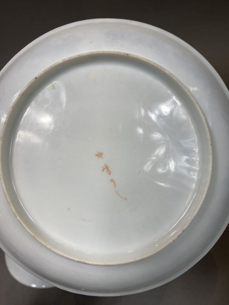 Japon - Paire de tasses et sous-tasses en porcelaine de Satsuma à riche décor d…