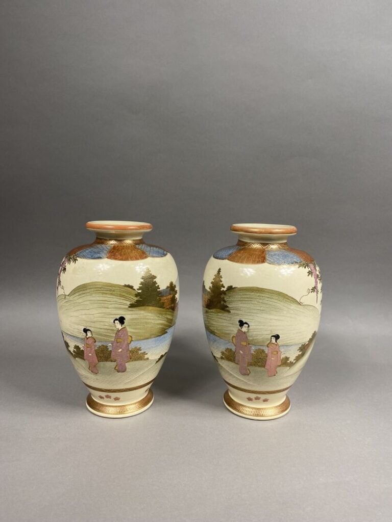 Japon - Paire de vases balustre en faïence de Satsuma à décor de geisha dans un…