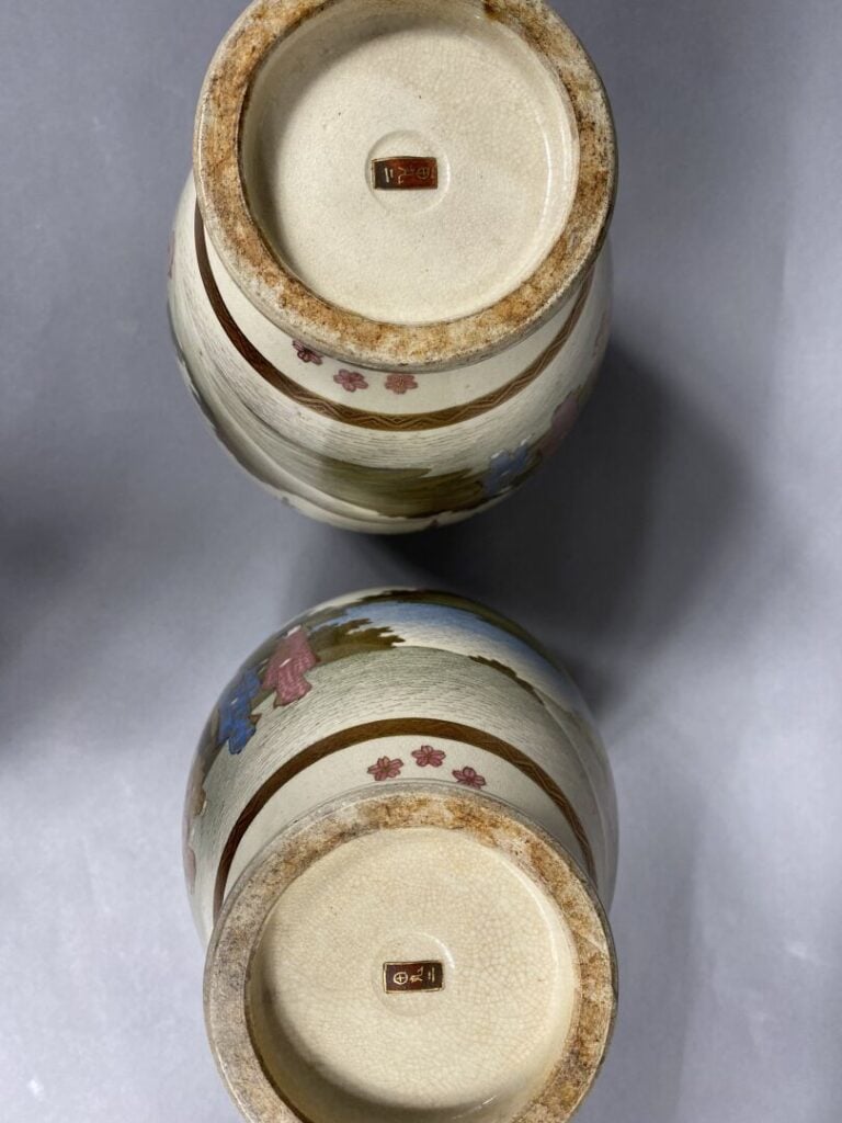 Japon - Paire de vases balustre en faïence de Satsuma à décor de geisha dans un…