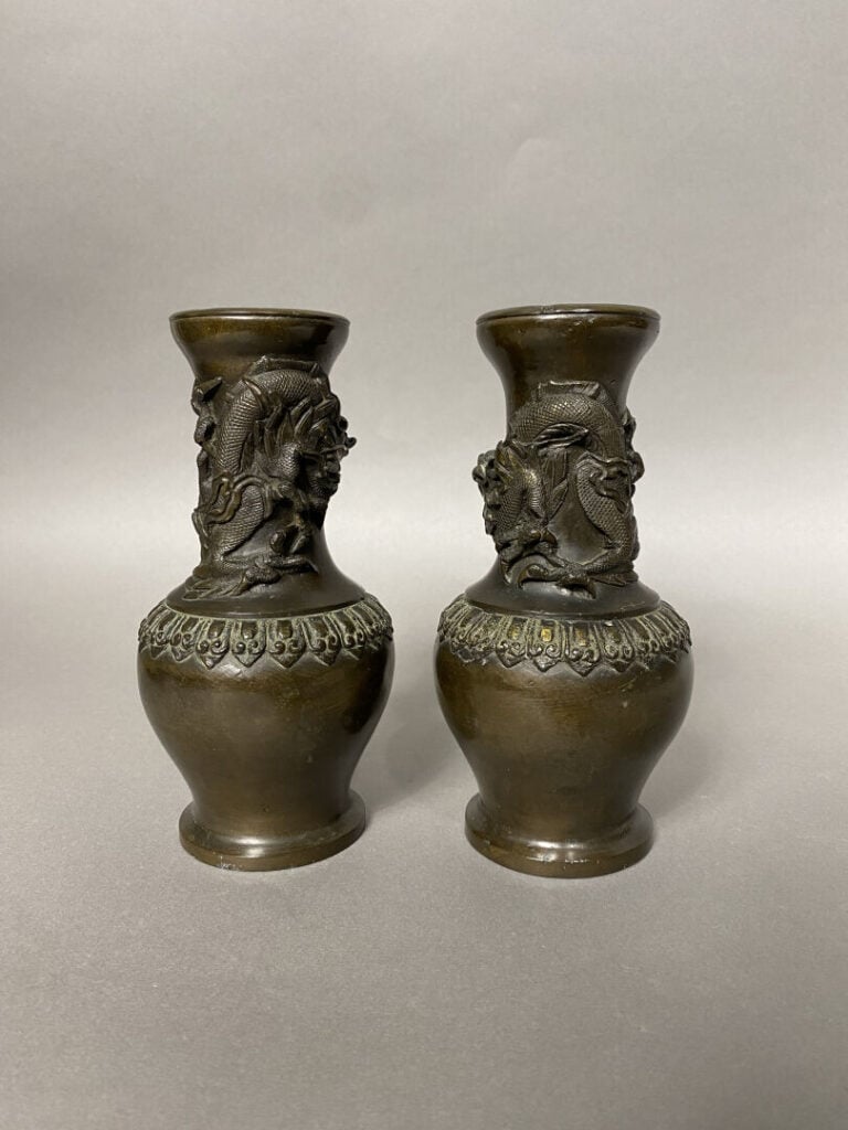 Japon - Paire de vases en bronze à patine brune à décor en relief d'un dragon à…