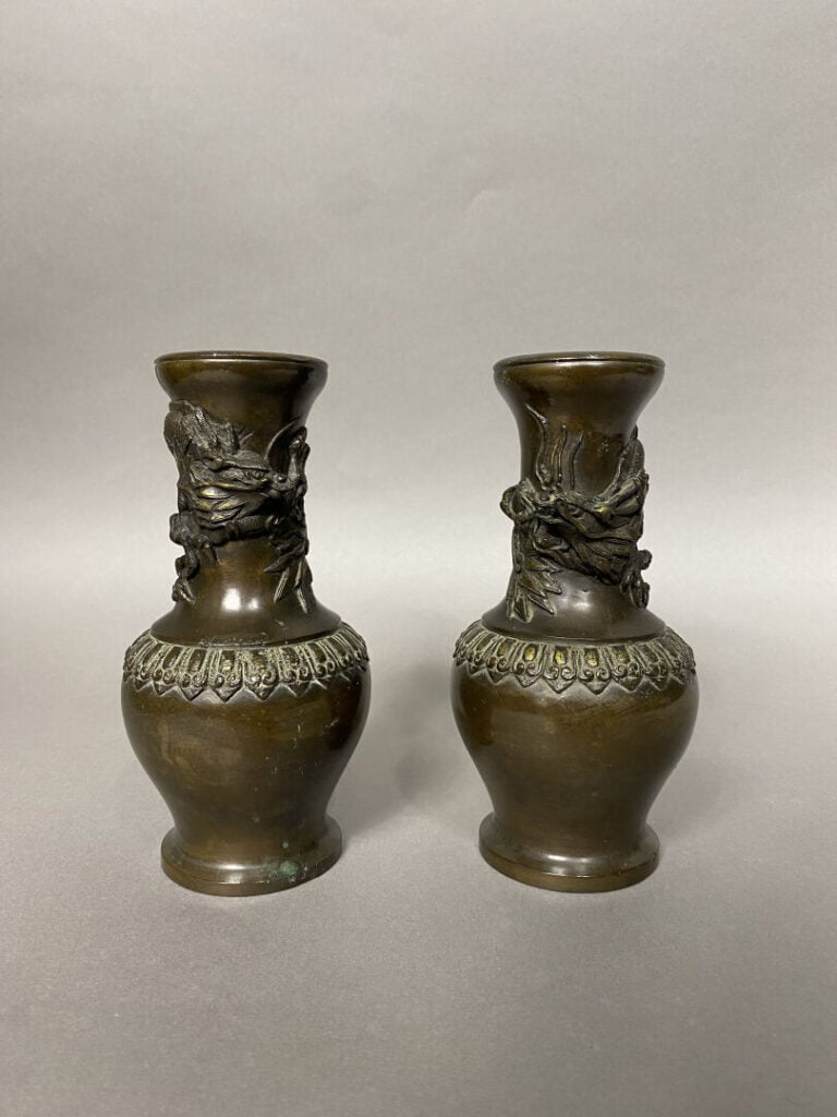 Japon - Paire de vases en bronze à patine brune à décor en relief d'un dragon à…
