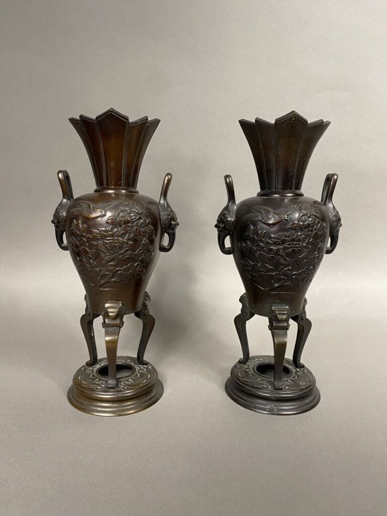 Japon - Paire de vases tripodes en bronze à patine brune à col évasé à décor en…