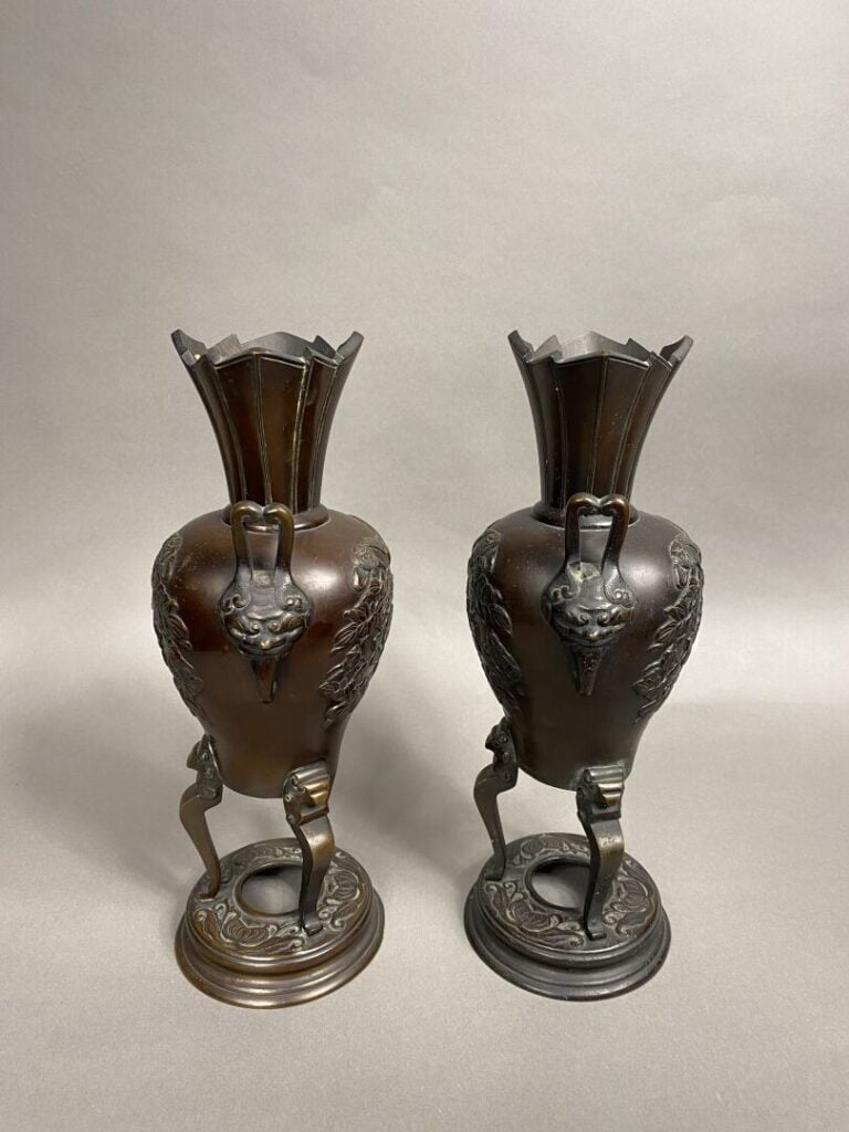 Japon - Paire de vases tripodes en bronze à patine brune à col évasé à décor en…