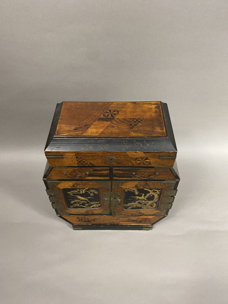 Japon - Petit cabinet en bois laqué ouvrant en façade par deux petits vantaux d…