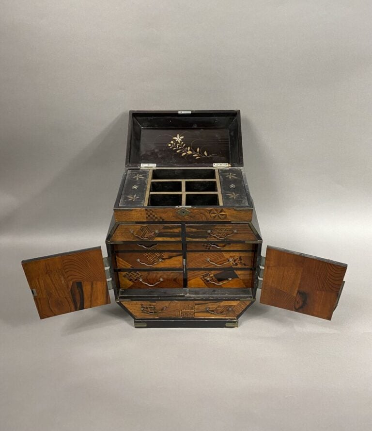 Japon - Petit cabinet en bois laqué ouvrant en façade par deux petits vantaux d…