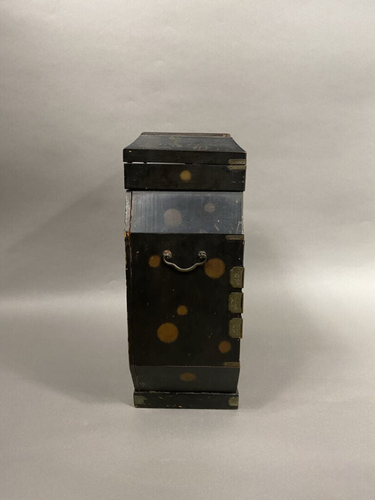 Japon - Petit cabinet en bois laqué ouvrant en façade par deux petits vantaux d…