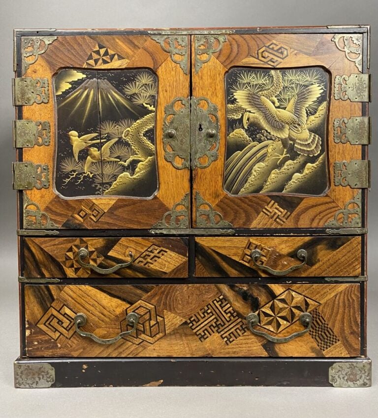 Japon - Petite cabinet de forme rectangulaire en bois à décor en marqueterie di…