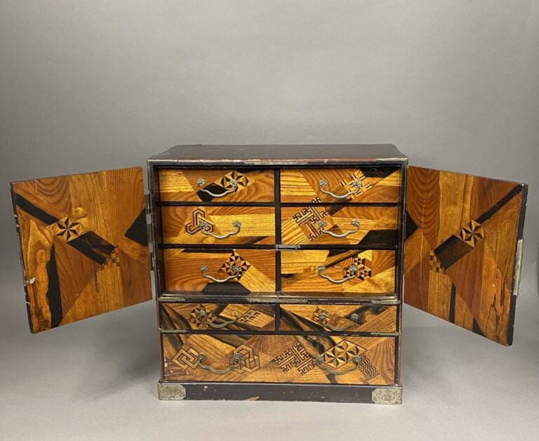 Japon - Petite cabinet de forme rectangulaire en bois à décor en marqueterie di…