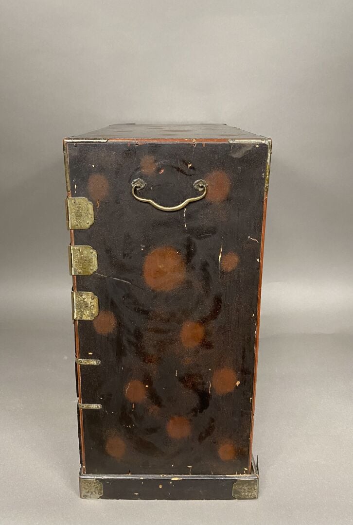 Japon - Petite cabinet de forme rectangulaire en bois à décor en marqueterie di…