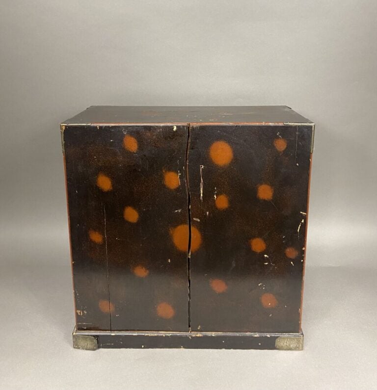 Japon - Petite cabinet de forme rectangulaire en bois à décor en marqueterie di…