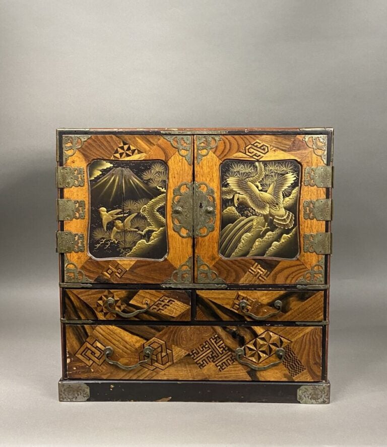 Japon - Petite cabinet de forme rectangulaire en bois à décor en marqueterie di…