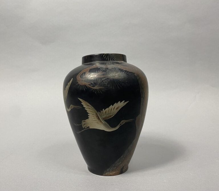 Japon - Vase balustre en bois laqué peint à décor de grues parmi un pin - H: 18…
