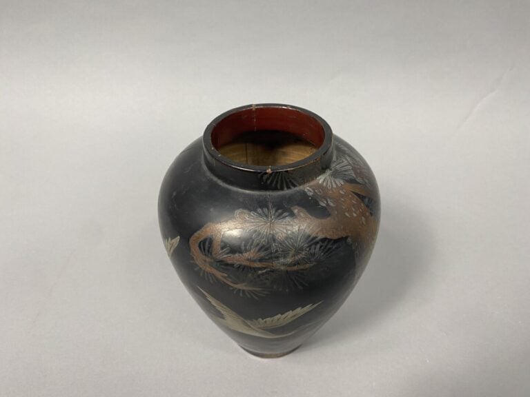 Japon - Vase balustre en bois laqué peint à décor de grues parmi un pin - H: 18…