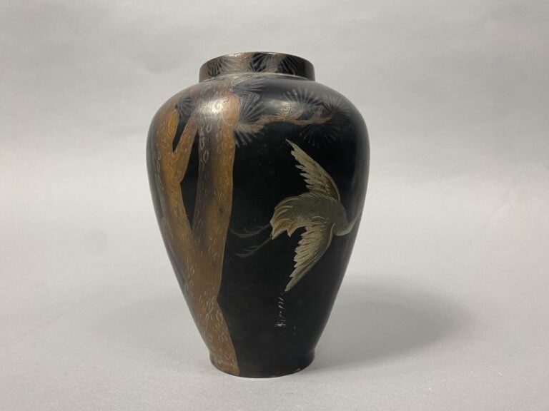 Japon - Vase balustre en bois laqué peint à décor de grues parmi un pin - H: 18…
