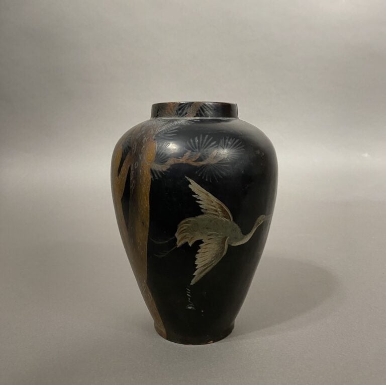 Japon - Vase balustre en bois laqué peint à décor de grues parmi un pin - H: 18…
