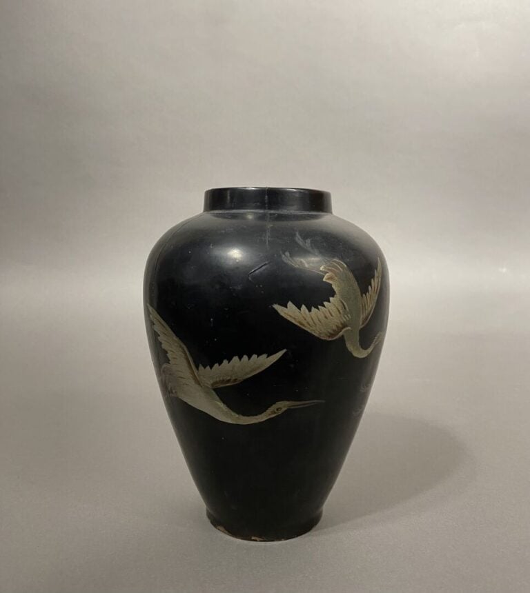 Japon - Vase balustre en bois laqué peint à décor de grues parmi un pin - H: 18…