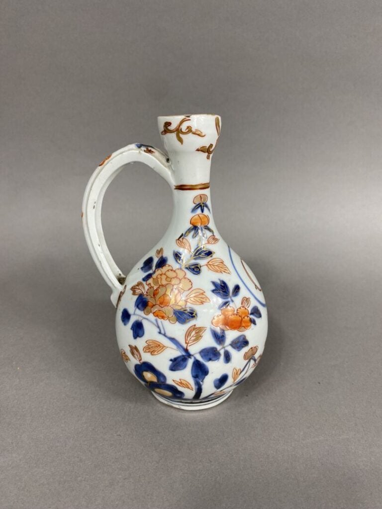 Japon - Verseuse en porcelaine à décor bleu rouge et or, dit Imari, orné de chr…