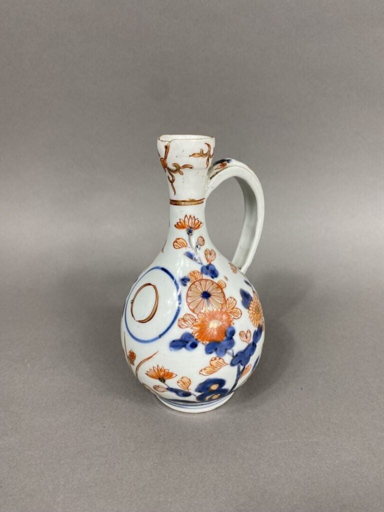 Japon - Verseuse en porcelaine à décor bleu rouge et or, dit Imari, orné de chr…