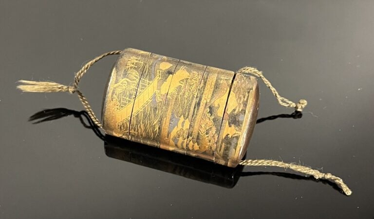 Japon, XIXe siècle - Inro à 4 cases en bois laqué hira maki-e d'or de pagodes e…
