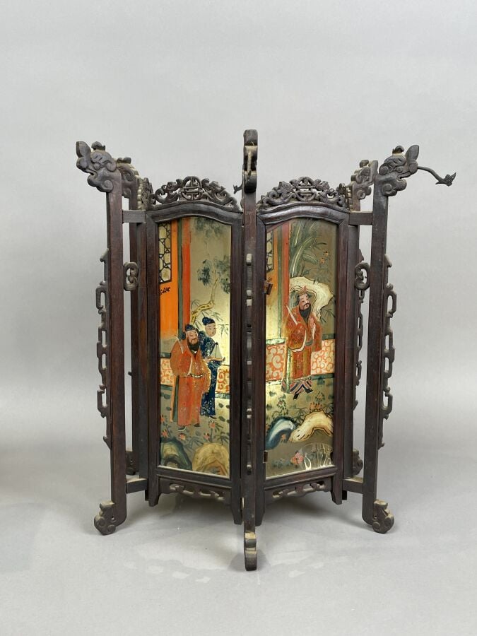 LANTERNE CHINOISE en bois à plaques de verre peintes à décor de scènes de palai…