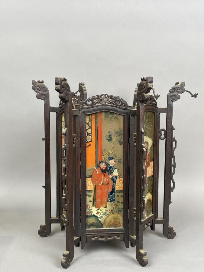 LANTERNE CHINOISE en bois à plaques de verre peintes à décor de scènes de palai…