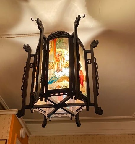 LANTERNE CHINOISE en bois à plaques de verre peintes à décor de scènes de palai…