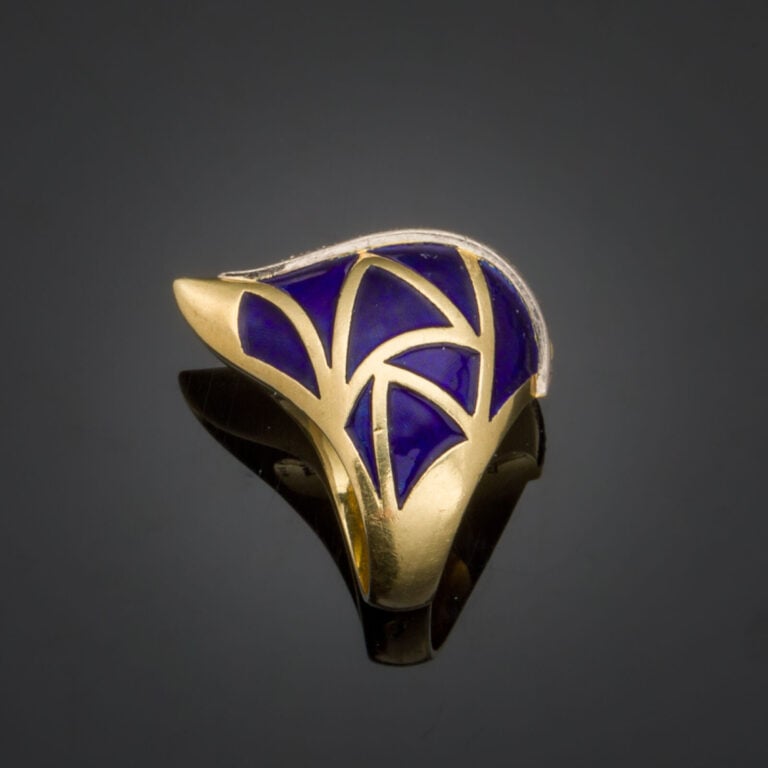 Large BAGUE d'artiste "bonnet phrygien" en or jaune (750‰) orné sur un côté d'é…