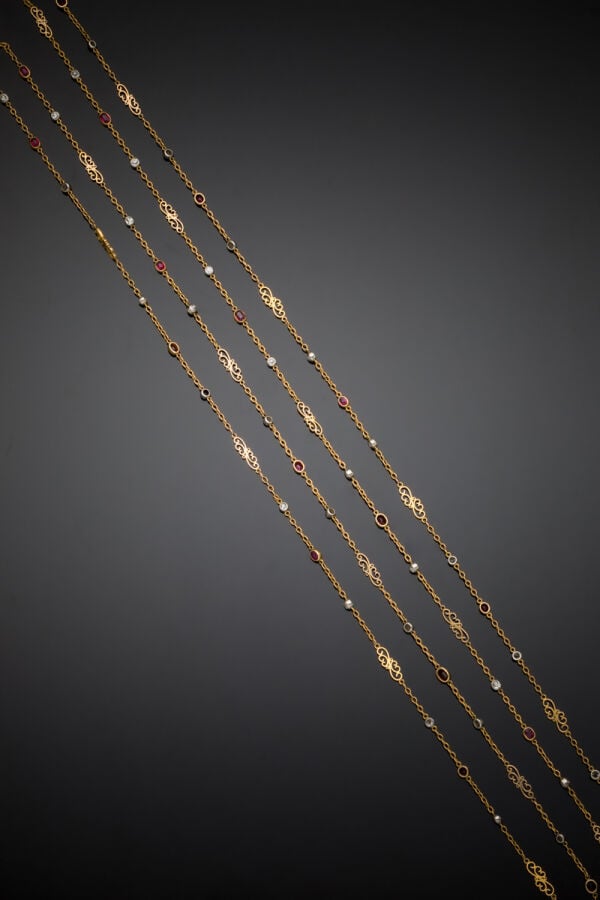 Long SAUTOIR en platine (min. 800‰) et or jaune (750‰) serti de diamants taille…
