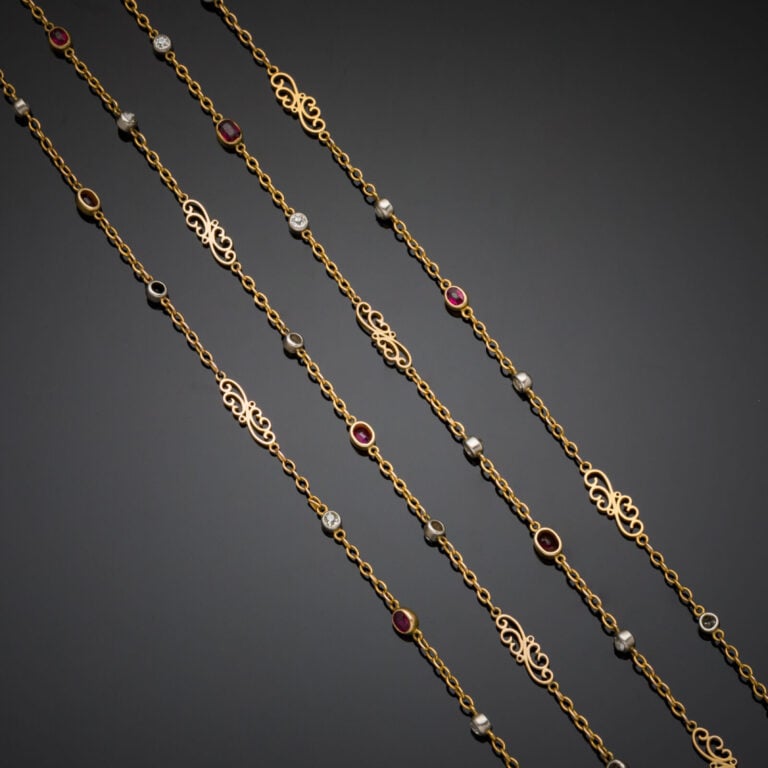 Long SAUTOIR en platine (min. 800‰) et or jaune (750‰) serti de diamants taille…
