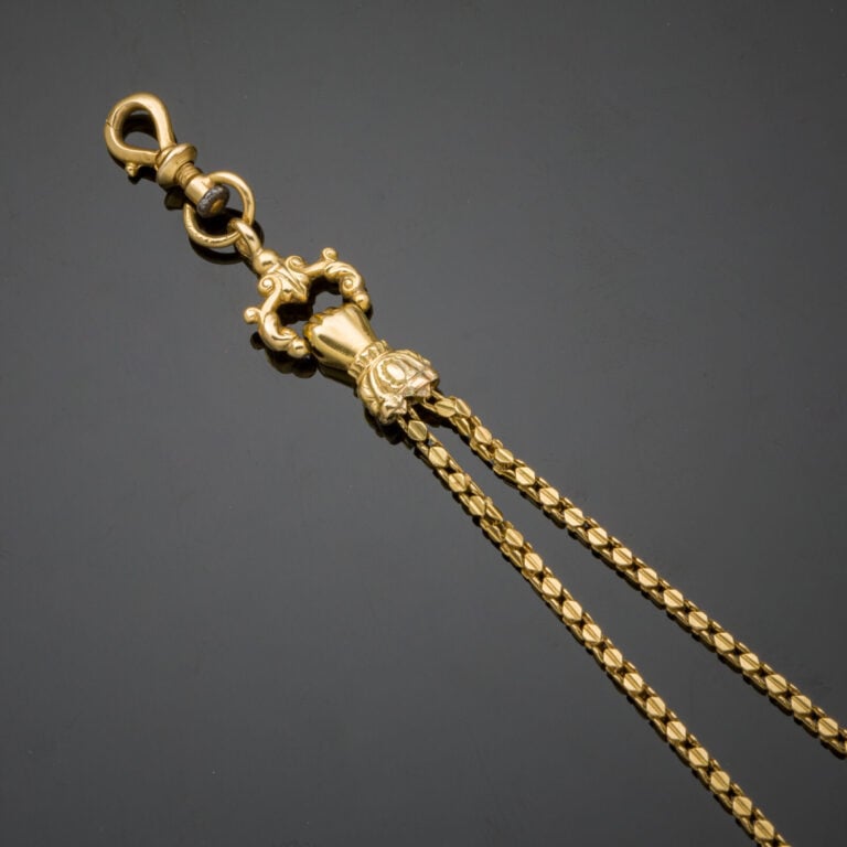 Longue CHAINE GILETIERE en or jaune (750‰) composée de deux chaînettes à maillo…