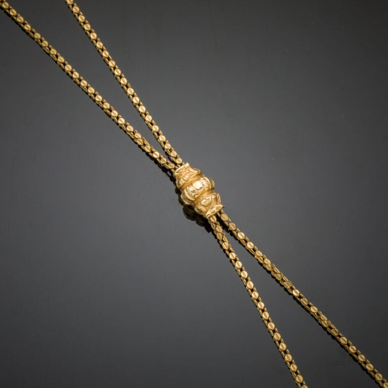 Longue CHAINE GILETIERE en or jaune (750‰) composée de deux chaînettes à maillo…