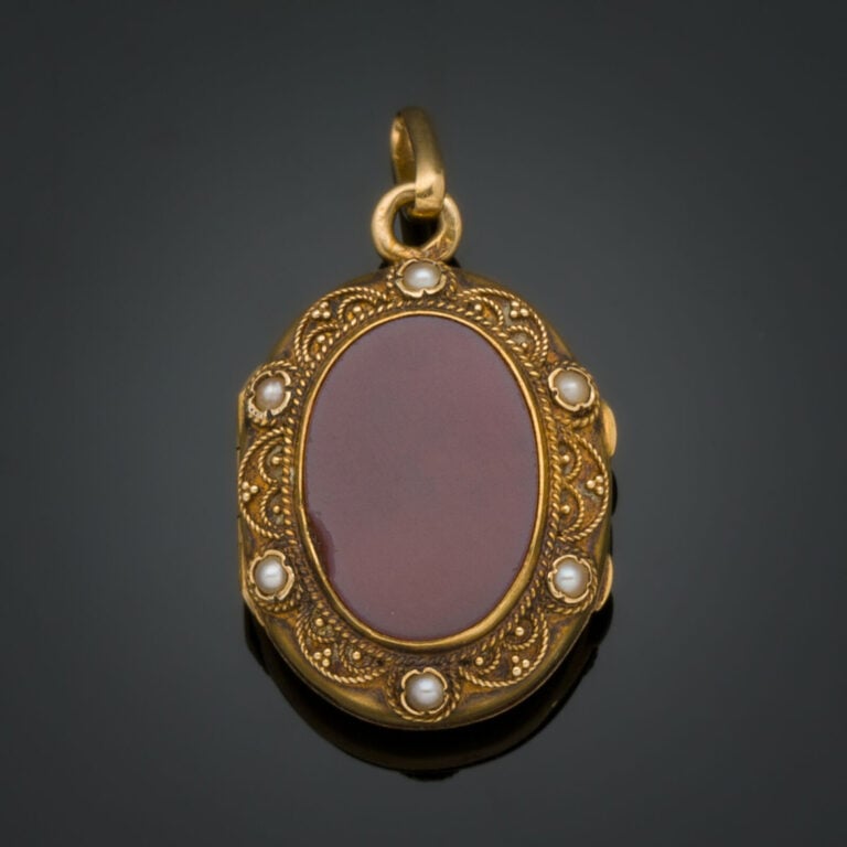 LOT comprenant : - - un PENDENTIF en or jaune (750‰) ciselé, orné de deux plaqu…