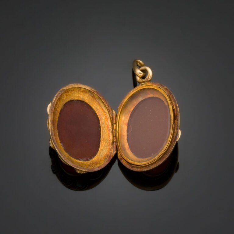 LOT comprenant : - - un PENDENTIF en or jaune (750‰) ciselé, orné de deux plaqu…