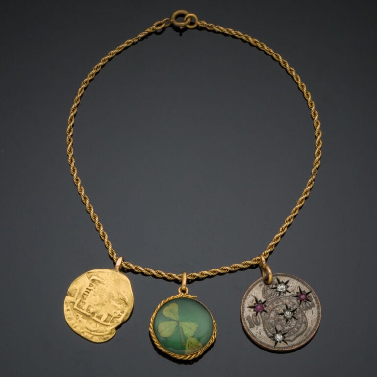 LOT comprenant : - - un PENDENTIF en or jaune (750‰) ciselé, orné de deux plaqu…