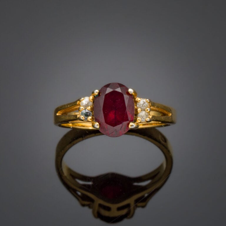 LOT de BIJOUX, STYLOS et divers en métal. - On y joint un DE à COUDRE, une BAGU…