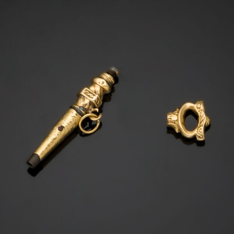 LOT de BIJOUX, STYLOS et divers en métal. - On y joint un DE à COUDRE, une BAGU…