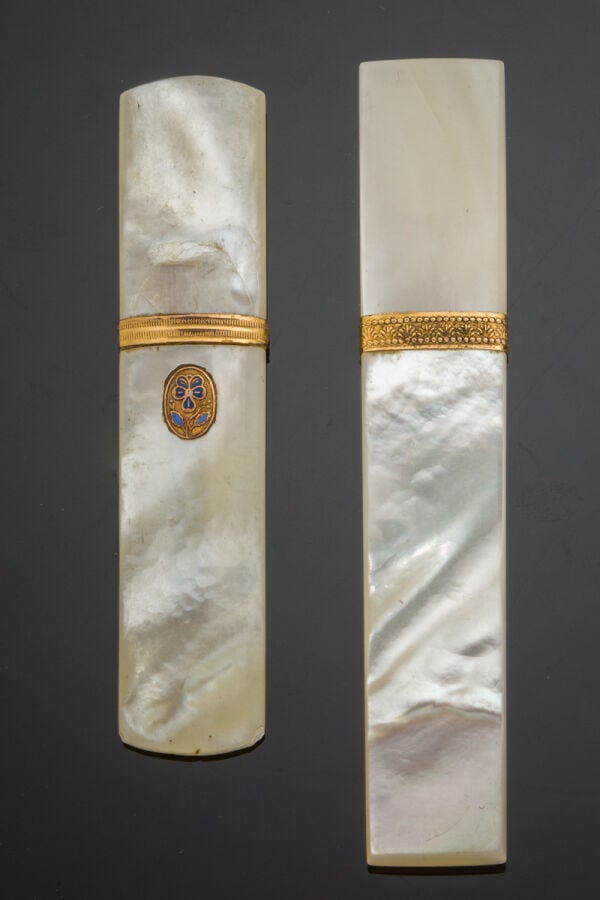 LOT de BIJOUX, STYLOS et divers en métal. - On y joint un DE à COUDRE, une BAGU…