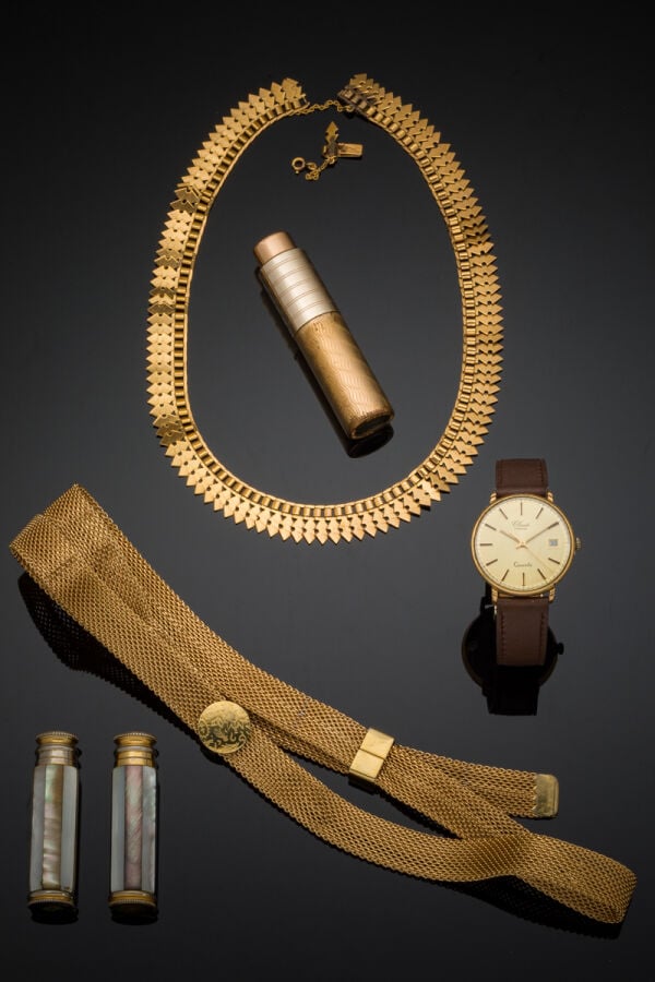 LOT de BIJOUX, STYLOS et divers en métal. - On y joint un DE à COUDRE, une BAGU…