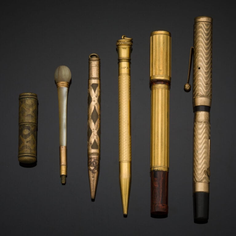 LOT de BIJOUX, STYLOS et divers en métal. - On y joint un DE à COUDRE, une BAGU…