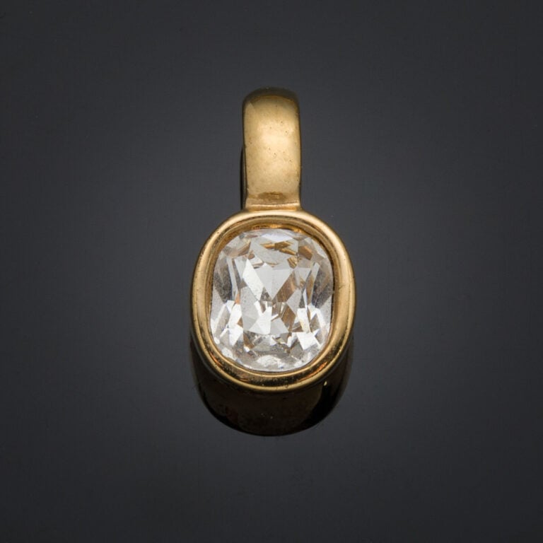 LOT de BIJOUX, STYLOS et divers en métal. - On y joint un DE à COUDRE, une BAGU…