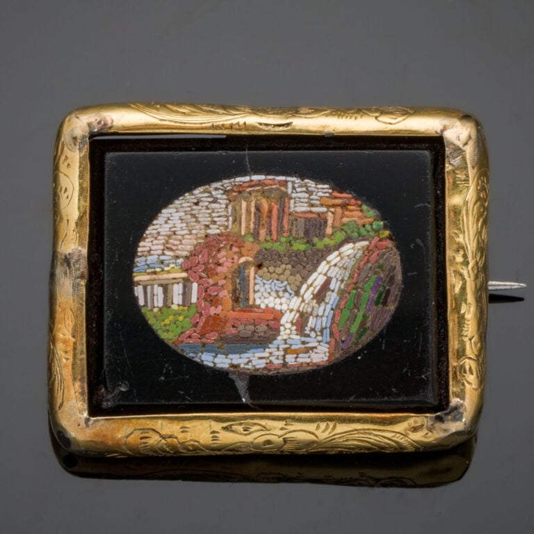 LOT de BIJOUX, STYLOS et divers en métal. - On y joint un DE à COUDRE, une BAGU…