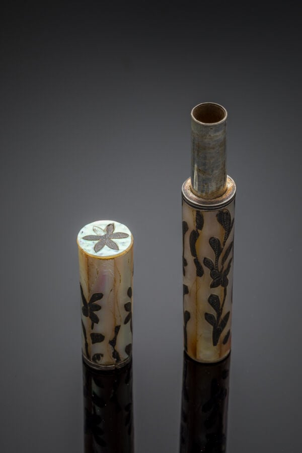 LOT en or jaune (750‰) ciselé, comprenant : - - un STYLO-PLUME signé WATERMAN,…
