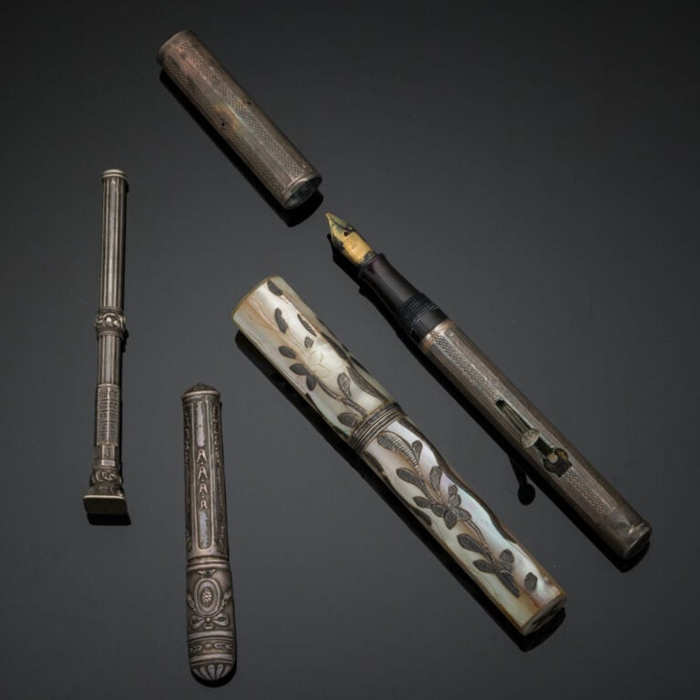 LOT en or jaune (750‰) ciselé, comprenant : - - un STYLO-PLUME signé WATERMAN,…