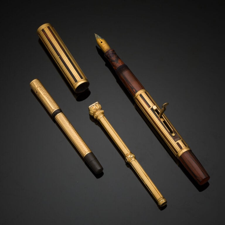 LOT en or jaune (750‰) ciselé, comprenant : - - un STYLO-PLUME signé WATERMAN,…
