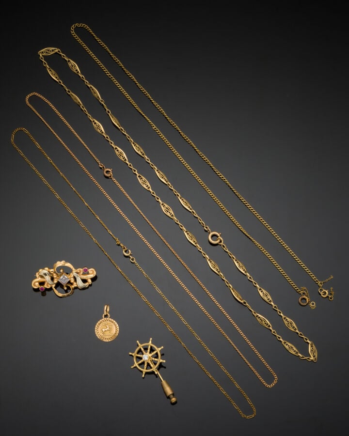 LOT en or jaune (750‰) comprenant : - - quatre CHAINETTES dont une filigranée.…