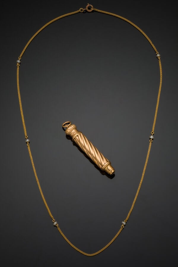 LOT en or jaune (750‰) comprenant : - - trois PENDENTIFS (égyptien, main et gre…