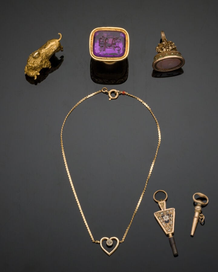 LOT en or jaune et rose (585‰) 14 carats, comprenant : - - deux CACHETS ciselés…