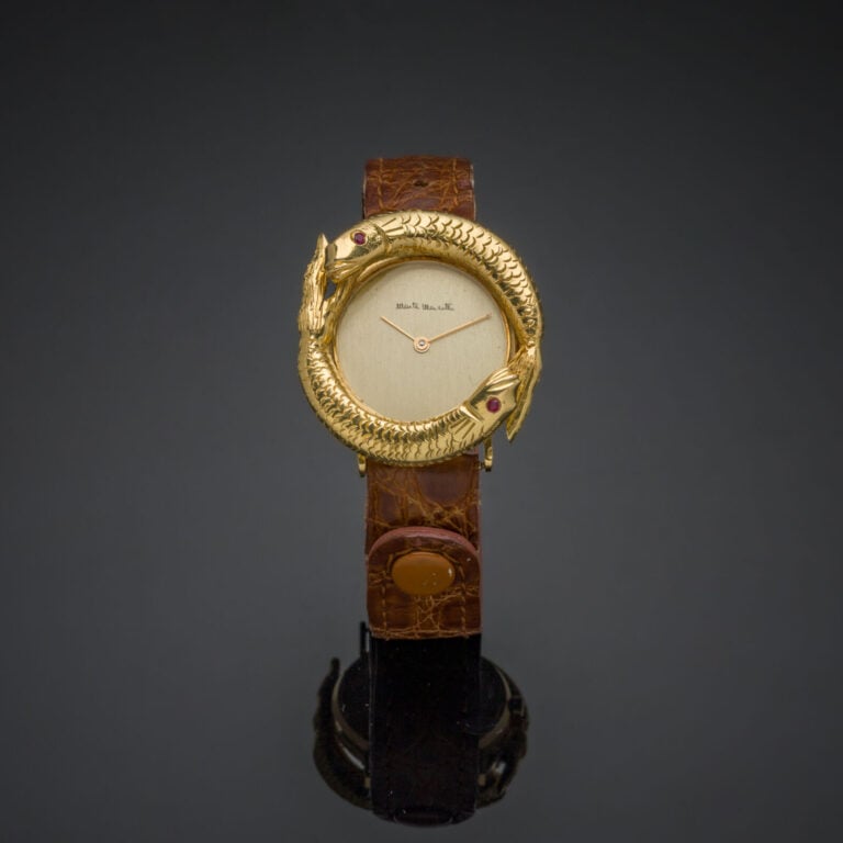 MARTA MARZOTTO - BRACELET MONTRE ronde "deux poissons", en or jaune (750‰). Lun…