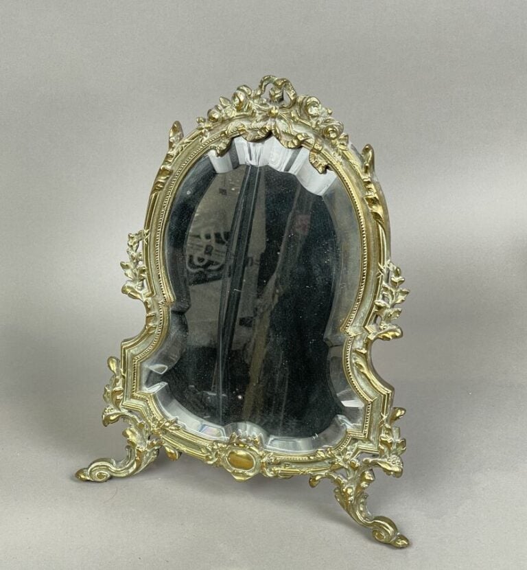 MIROIR à poser en bronze à décor de rosettes, nœuds de ruban - 36.5 x 30 cm